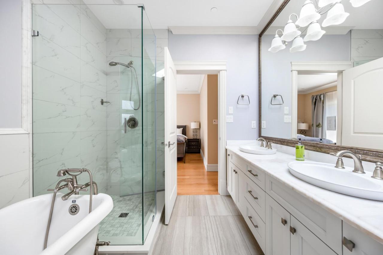 Vancouver Haven: Luxurious Private Bedroom Near Attractions Zewnętrze zdjęcie