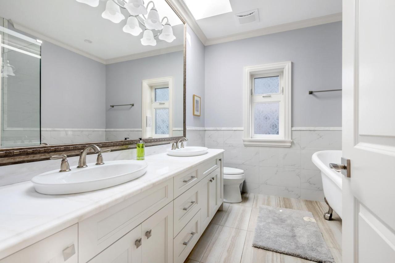 Vancouver Haven: Luxurious Private Bedroom Near Attractions Zewnętrze zdjęcie